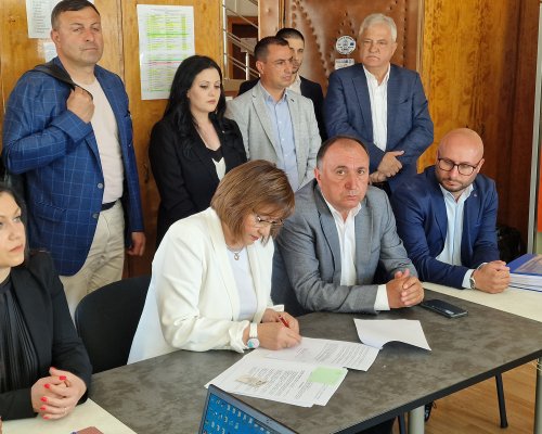 Корнелия Нинова регистрира листата на Коалиция БСП за България в РИК-Благоевград