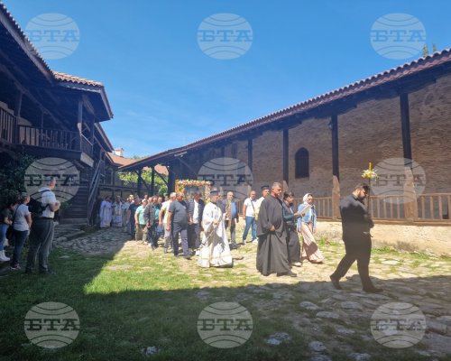 Десетки миряни се събраха в Роженския манастир, за да почетат чудотворната икона Света Богородица-Вратарница