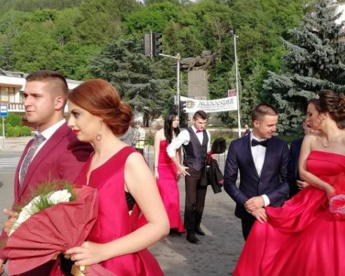 Абитуриенти от Кочериново ще дефилират в Благоевград