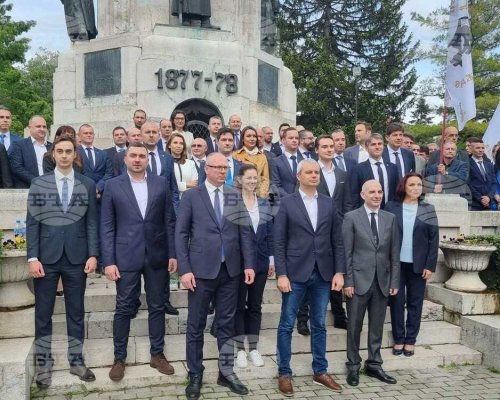 Възраждане  откри кампанията си за Народно събрание и Европейски парламент пред паметника  Майка България  във Велико Търново
