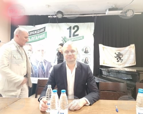 Лидерът на Възраждане Костадин Костадинов се срещна с избиратели в Троян