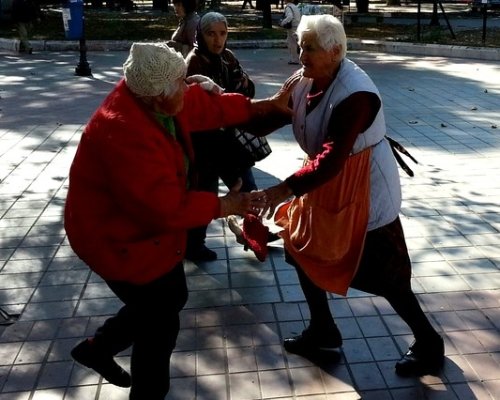Хвърчат бастуни! Две баби се биха в Петрич, едната е в тежко състояние в болница