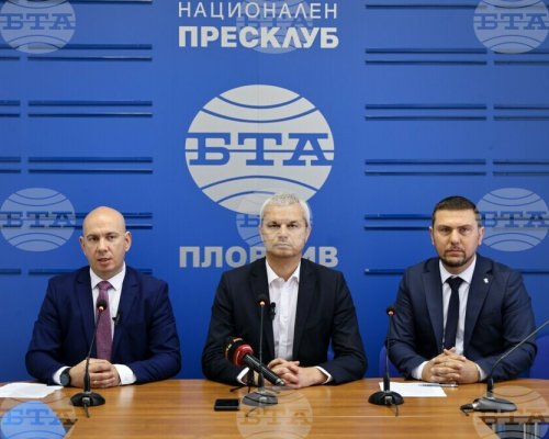 Готови сме да разговаряме с всички политически формации с изключение на ДПС, но само при нашите условия, заяви Костадин Костадинов