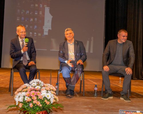 Коалиция ПП-ДБ даде старт на кампанията си от обновената зала на Камерна опера Благоевград
