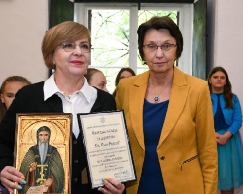 Директорът на ПМГ Яне Сандански в Гоце Делчев с наградата Св.Иван Рилски