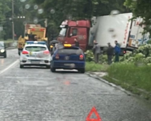 Камион се вряза в къща СНИМКИ