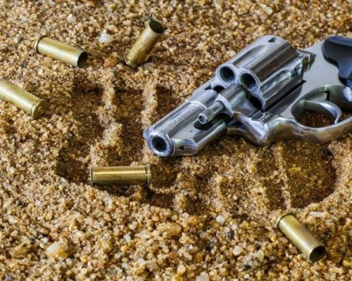 48-годишен стреля с револвер в заведение