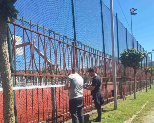 Доброволци освежиха оградата на училището в Добринище