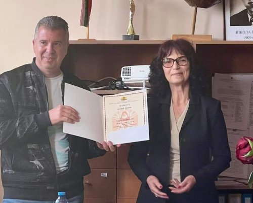 По случай 24 май: Почетно отличие Неофит Рилски получи учителят Илия Пукнев от ОУ Никола Парапунов в Разлог
