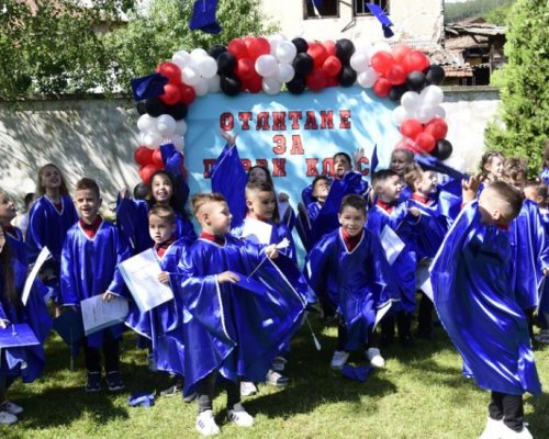Малки абитуриенти от ДГ Радост в Симитли  хвърлиха символично шапки