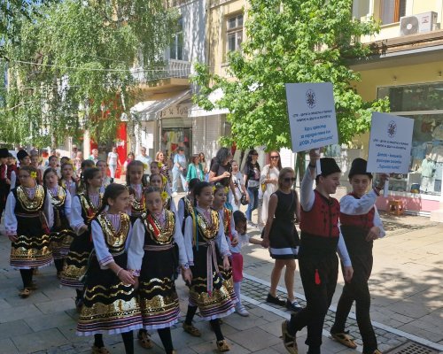 С шествие на училищата, тържествен концерт и почит към светите братя Кирил и Методий започна празничният 24 май в Благоевград