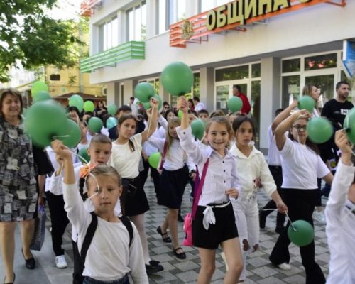 С награждаване на изявени ученици и шествие в Симитли отбелязаха Деня на Светите братя Кирил и Методий