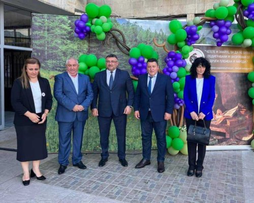 Георги Георгиев гост на кмета на Кресна за 100-г. юбилей на школото