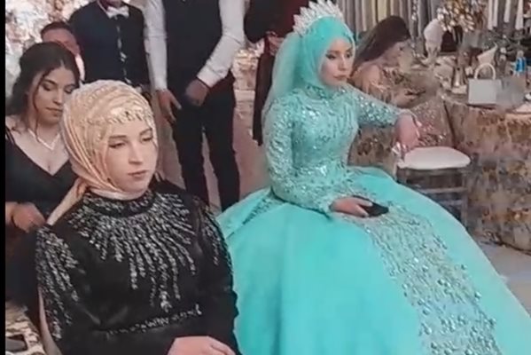 Като принцеси и принцове от вълшебни приказки: Ето ги абитуриентите на уникалното с. Рибново Като принцеси и принцове от вълшебни приказки: Ето ги абитуриентите на уникалното с. Рибново