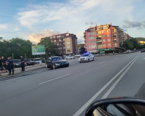 Мерцедес летящ с над 130 км по бул. П.Яворов в квартал Еленово в Благоевград едва не засече и уби група младежи с Ауди
