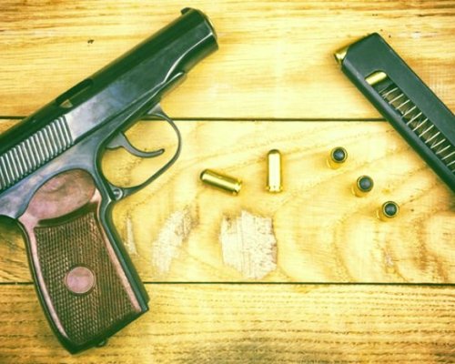 Стрелба с пистолет и бой в двора на училище
