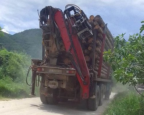 Въпреки забраната: Тежки камиони газят новия път за село Влахи