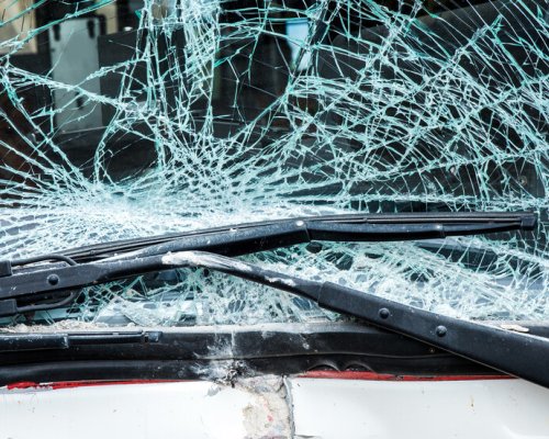 Един загинал и 30 ранени при катастрофа между автомобил и автобус край Белград