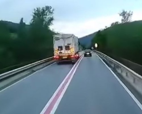 Безотговорно! Шофьор на камион с рискова маневра в Кресненското дефиле