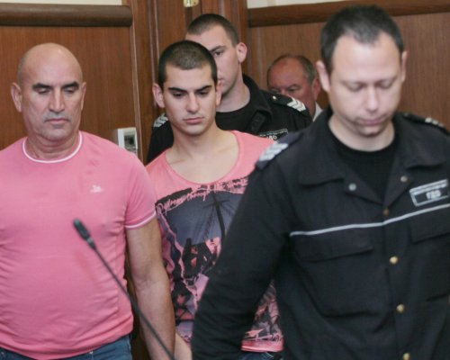 Гърми скандал! Ценко Чоков и синът му излязоха тихомълком от затвора