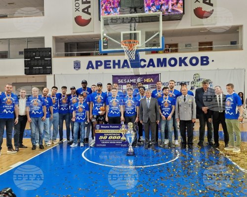Самоков тържествено посрещна баскетболния шампион Рилски спортист, кметът връчи чек за 50 хиляди лева на отбора