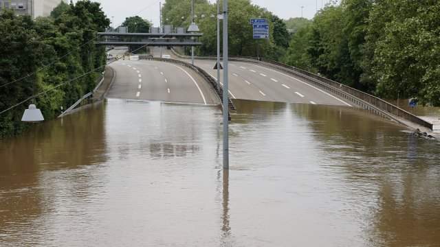 Воден ад в Германия: Хиляди са евакуирани, валежите не спират