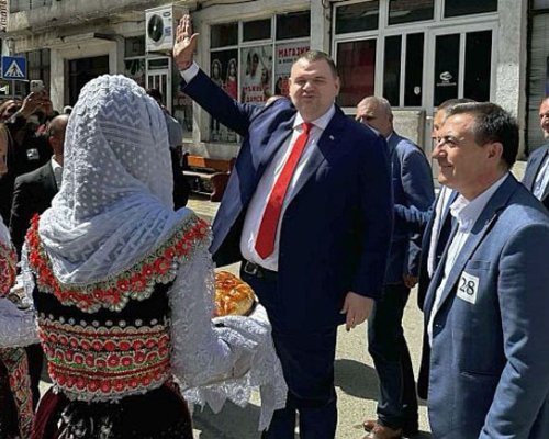 Рибново посрещна Пеевски с хляб, мед и портрет на Васил Левски