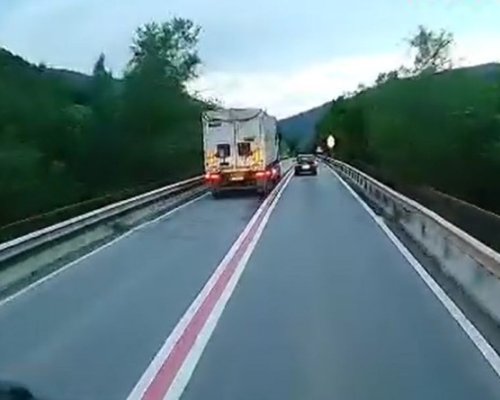 Със 100 км/ч: Опасни маневри на тир в Кресненското дефиле