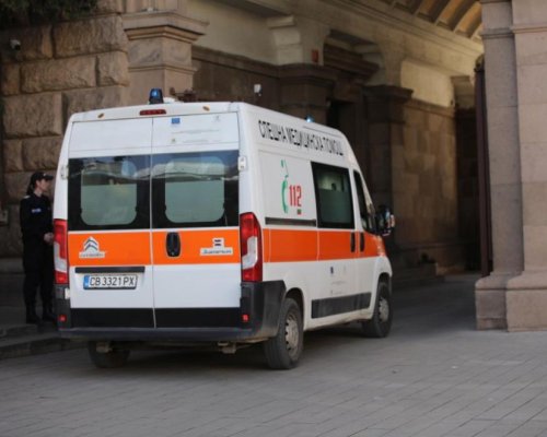 Инцидент в Сандански:  Автомобил повлече и сгази собственичката си, борят се за живота и