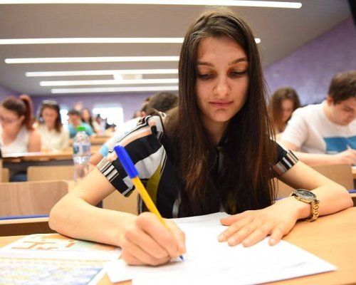 Над 54 000 десетокласници на НВО по БЕЛ и математика следващата седмица