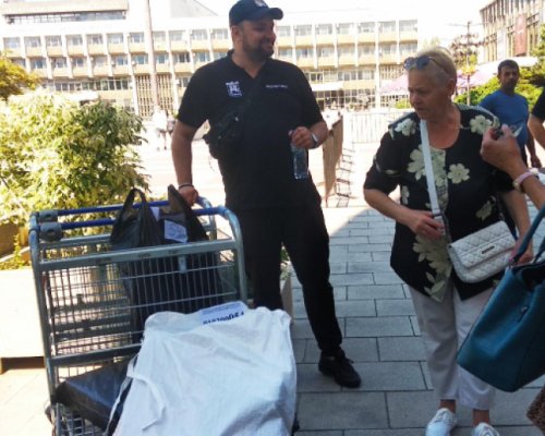 Изборните материали в Благоевград се извозват с колички от търговска верига