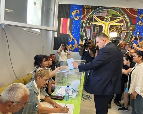Делян Пеевски гласува за ново начало