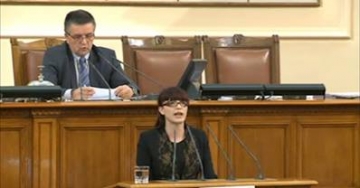 Депутатът от ГЕРБ Даниела Савеклиева: Кой е Ахмед Башев от ДПС, че да уволнява училищни директори?