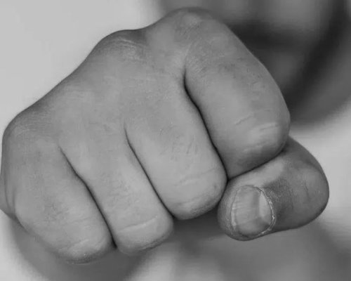 Пребиха и отвлякоха мъж, завързаха го за дърво със свински опашки