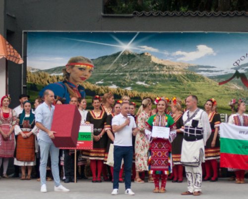 Стотици играха Хоро край Пирина в Сандански
