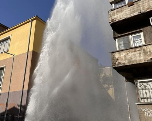 20-метров гейзер с вряла вода бликна в центъра на София!
