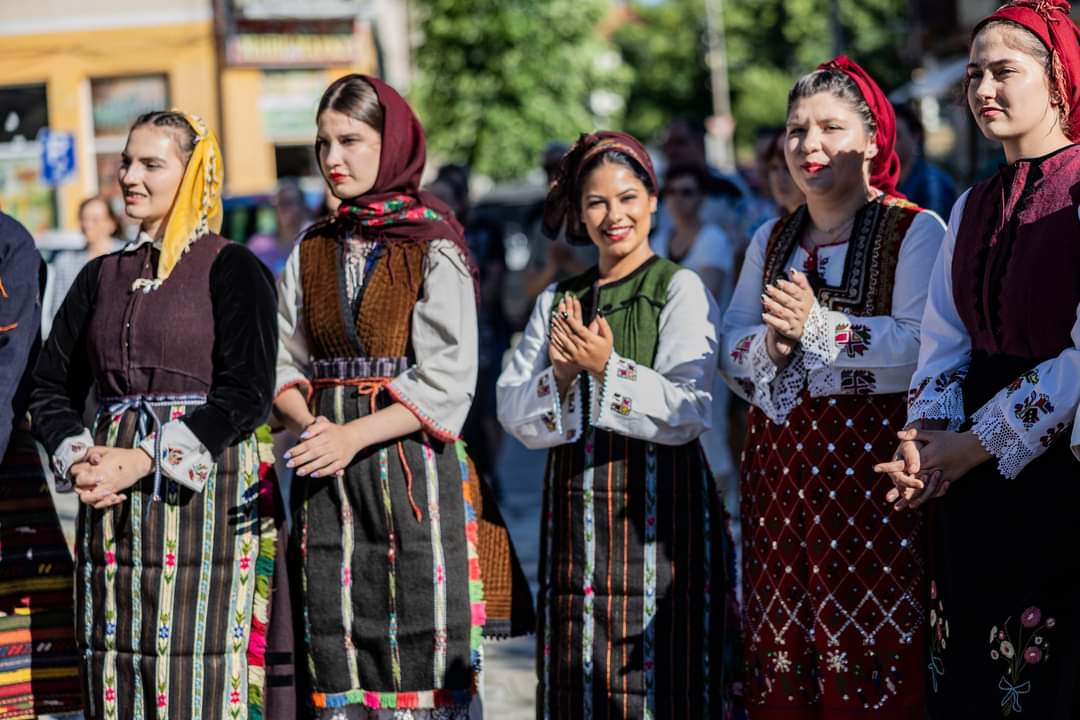 Цъфнало цвеке шарено-Разлог пазител на традициите