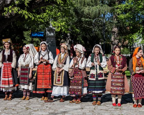 Автентична разложка народна песен даде началото на  Цъфнало цвеке шарено  - демонстрация на носии, събрани от цяла България в  Разлог
