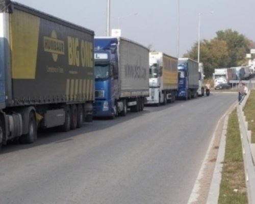 Внимание шофьори: Камион аварира на АМ Струма, движението е блокирано