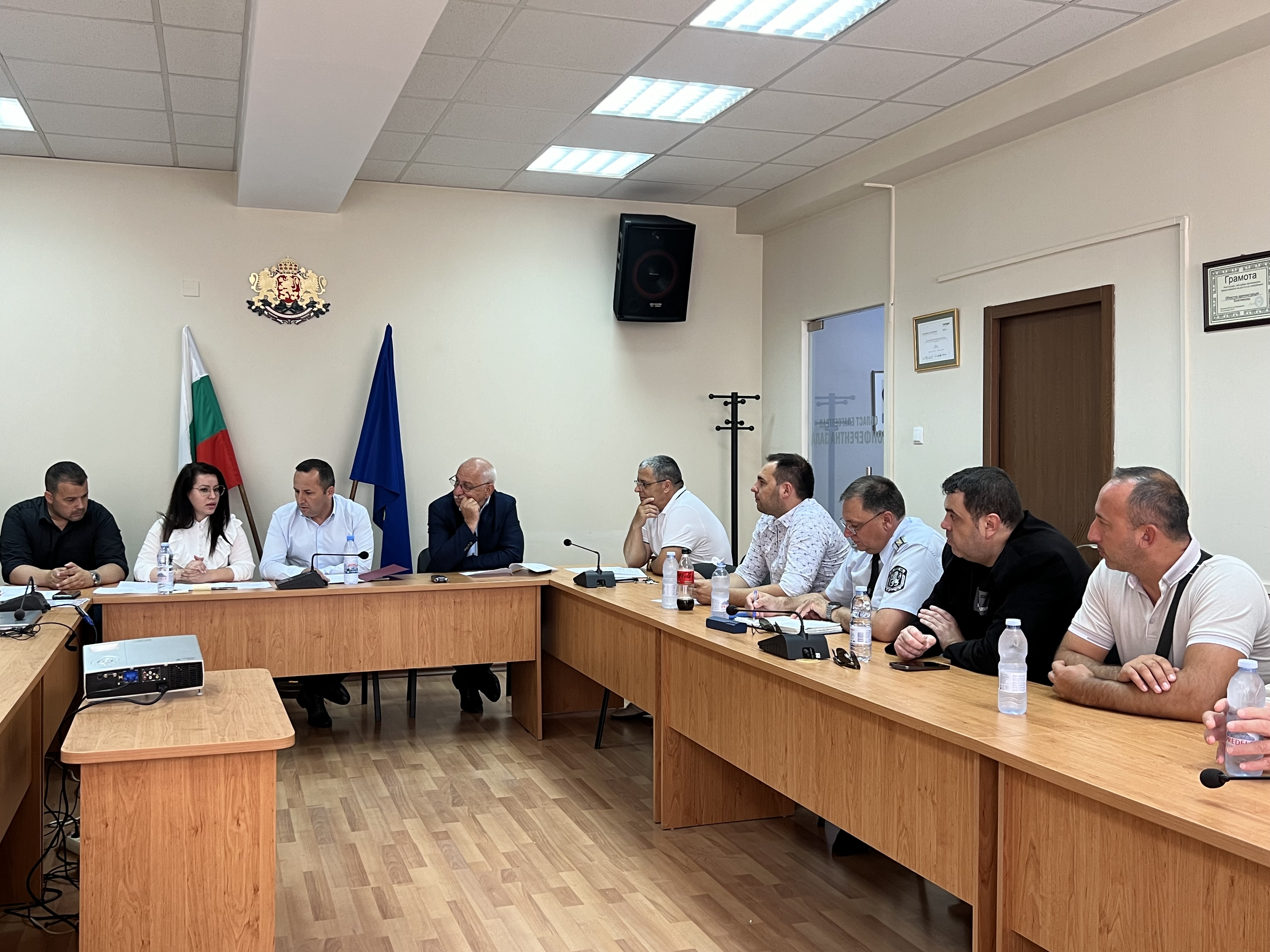 Областният управител свика областния кризисен щаб във връзка с противодействие на разпространението на марокански скакалци
