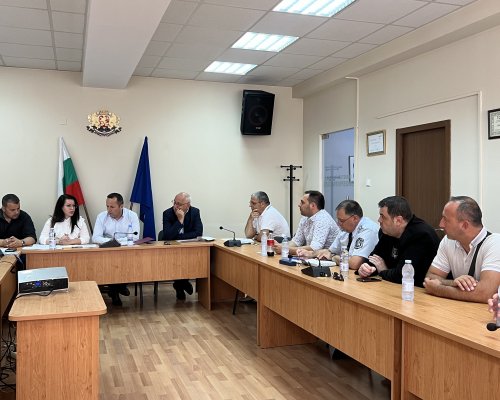 Областният управител свика областния кризисен щаб във връзка с противодействие на разпространението на марокански скакалци