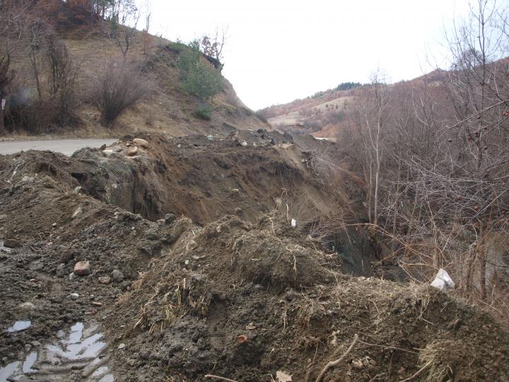 Община Симитли започна укрепването на пътя за село Долно Осеново