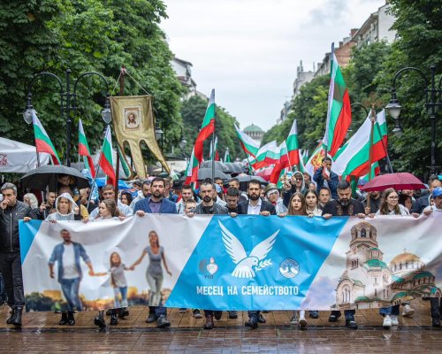 Кубрат Пулев и Деси Добрева поведоха шествието за семейството