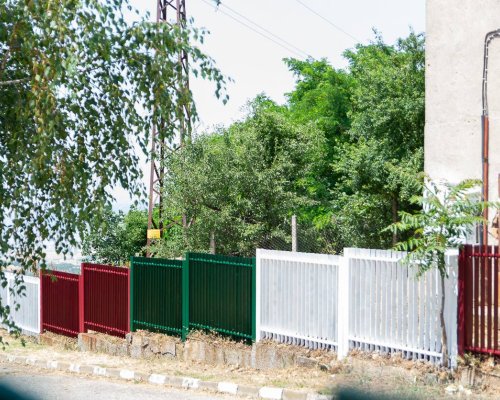 Оградата на детската градина в с. Церово грейна в цветовете на българския трибагреник