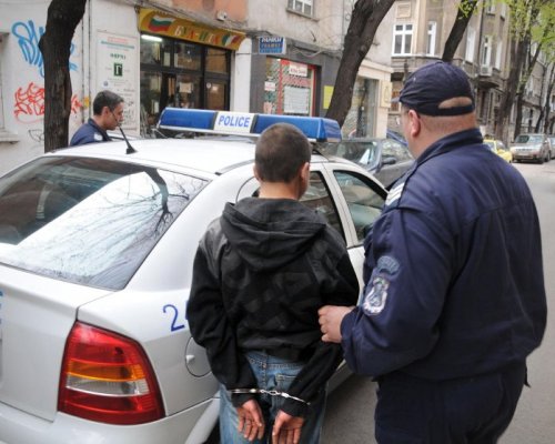 Хванаха 13-годишно дете с канабис в Банско