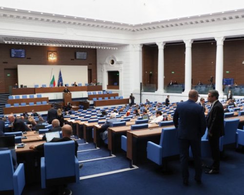 Депутатите се отказаха от заплати и коли по време на кампания