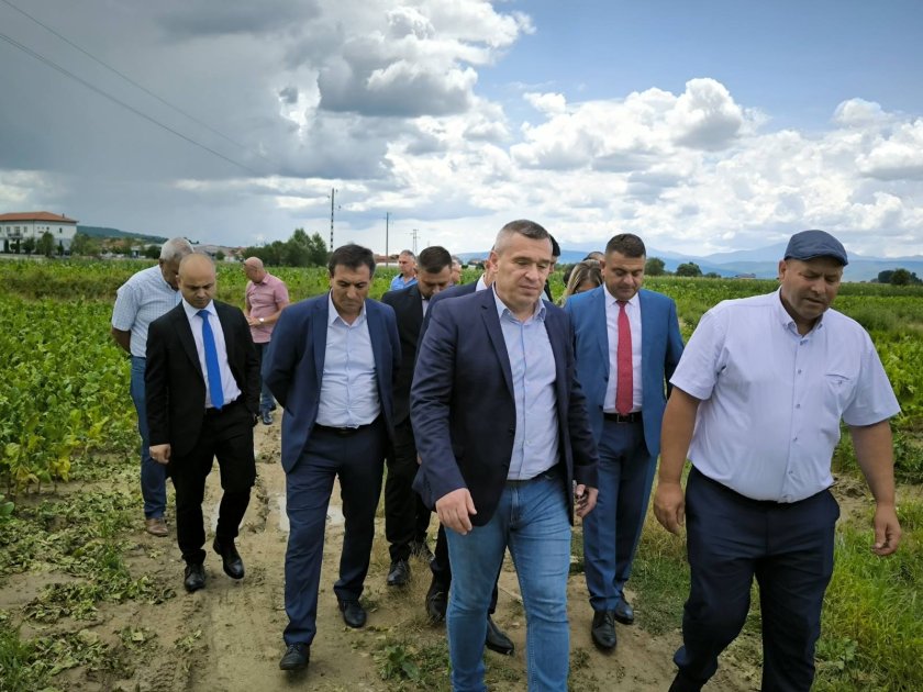 Земеделският министър инспектира засегнатите от градушката села в Гърменско Земеделският министър инспектира засегнатите от градушката села в Гърменско