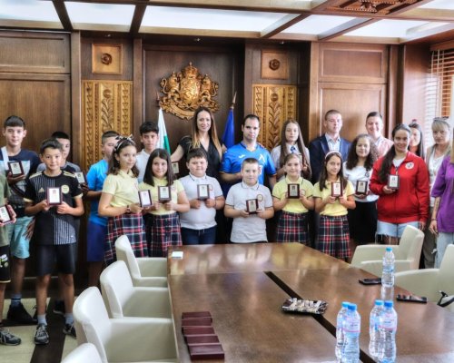 Връчиха плакети  Наша гордост” на ученици в Банско
