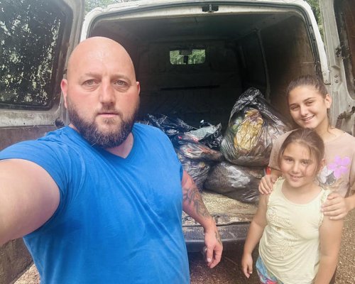 Баща с двете си дъщерички от Разлог са пример, че можеш да раздаваш добро, ако го имаш в сърцето