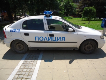 Два автомобила се хвърлиха в дере на пътя Катунци - Пирин